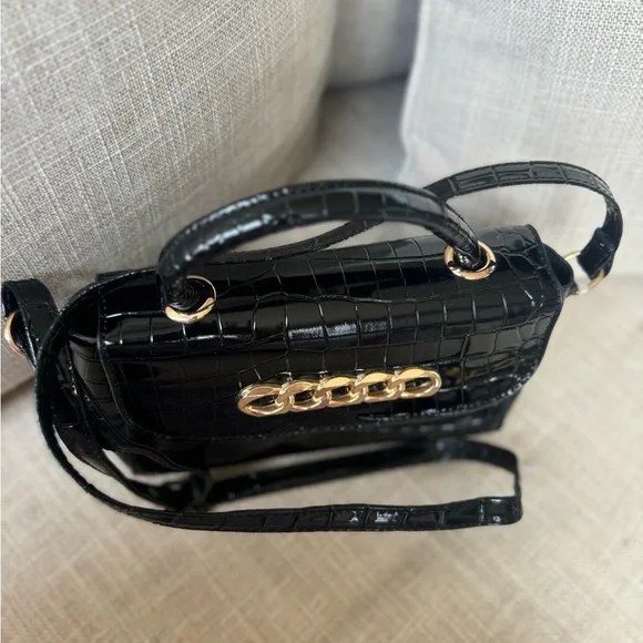 Black flap crossbody bag with top handle - Picture 8 of 10